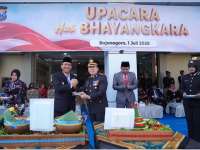 Polres Bojonegoro Gelar Upacara Hari Bhayangkara ke-80,  Bupati Wahono Beri Kejutan Tumpeng