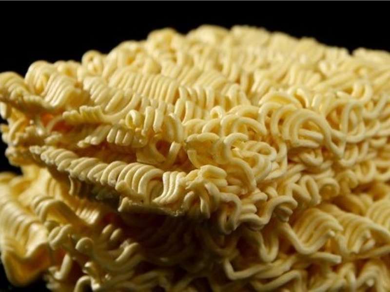 Bahaya Mengonsumsi Mi Instan Mentah Bagi Pencernaan, Berisiko Picu Penyakit Kronis