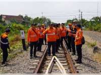 Pastikan Keselamatan Perjalanan, KAI Daop 8 Surabaya Turun Langsung Cek Jalur dan Fasilitas Stasiun Bojonegoro