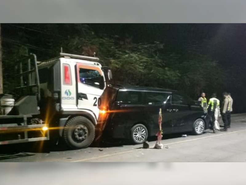 Berhenti Saat Ada Perbaikan Jalan, Mobil yang Ditumpangi KH Anwar Zaid Ditubruk Truk di Padangan, Bojonegoro