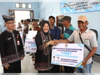 Pemkab Bojonegoro Serahkan  Alsintan Pra-Panen untuk Kelompok Tani