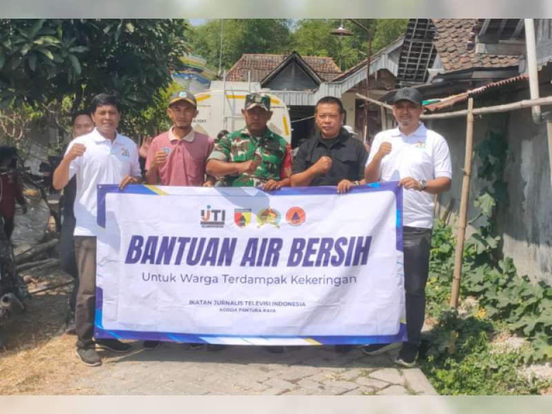 Peringati HUT ke-28, IJTI Bojonegoro Bersama TNI dan BPBD Salurkan Air Bersih di Tlogohaji Sumberrejo