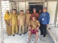 Respon Cepat Laporan Warga, Dinsos Bojonegoro dan LMI Serahkan Bantuan Kursi Roda untuk Penyandang Disabilitas di Baureno