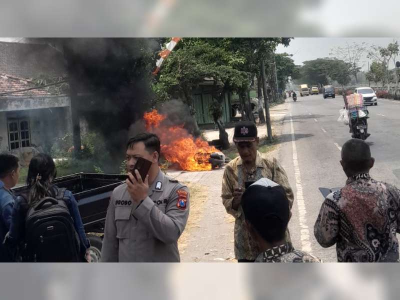 Sepeda Motor Milik Warga Trucuk, Terbakar di Jalan Raya Margomulyo, Balen, Bojonegoro