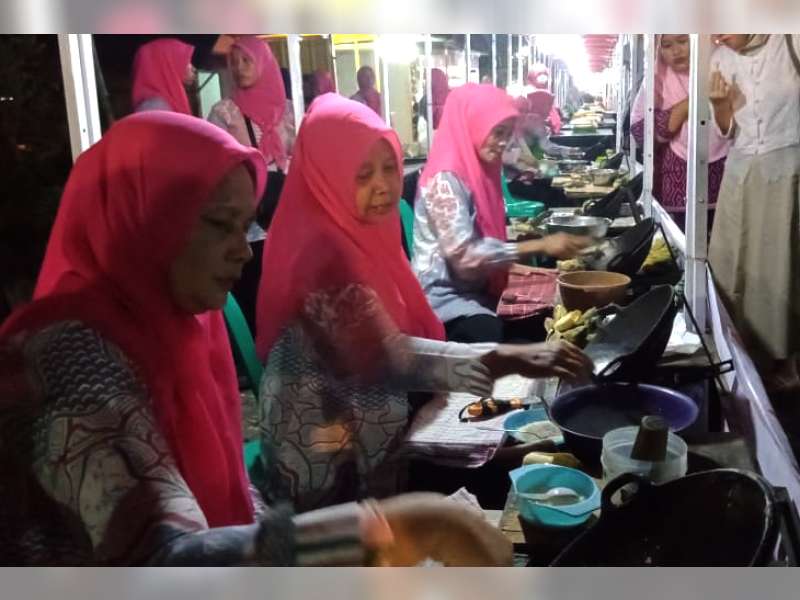 Para Perajin Unjuk Kebolehan Membuat Ledre di Area Festival