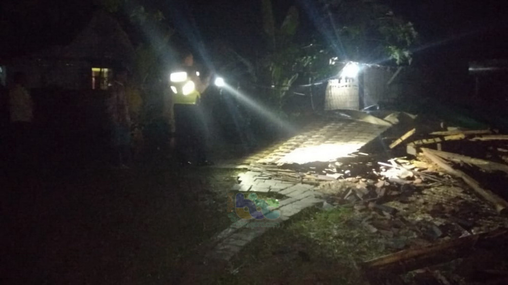 Rumah warga di Kecamatan Balen Kabupaten Bojonegoro, yang mengalami Kerusakan akibat diterjang angin kencang, Sabtu (12/01/2018). 