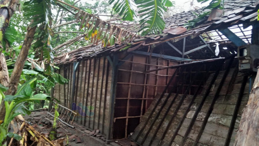 Rumah warga di Kecamatan Balen Kabupaten Bojonegoro, yang mengalami Kerusakan akibat diterjang angin kencang, Sabtu (12/01/2018). 