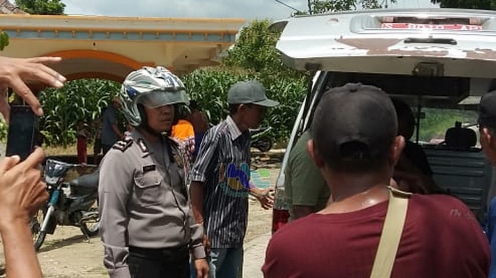 Jenazah korban tenggelamnya Moch Akbar Febriansyah bin Sukoco (7),  saat dievakuasi dari TKP ke rumah duka.